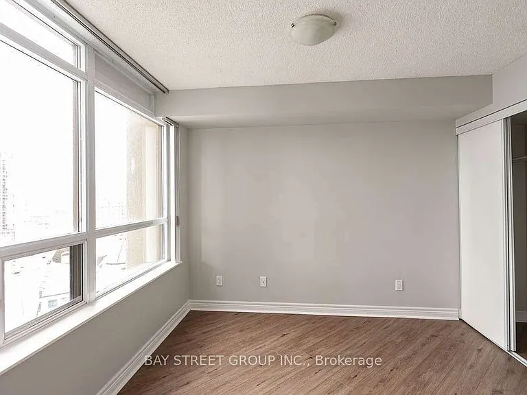 310 Burnhamthorpe Rd W #1913 — Photo 7