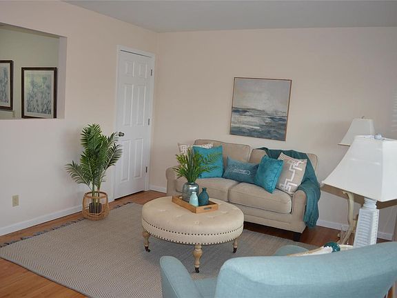 3rd image of 1018 Camelot Gardens Dr