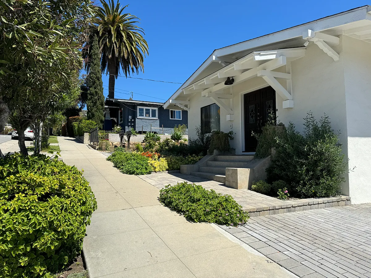 Building Photo - 1318 Carpinteria St