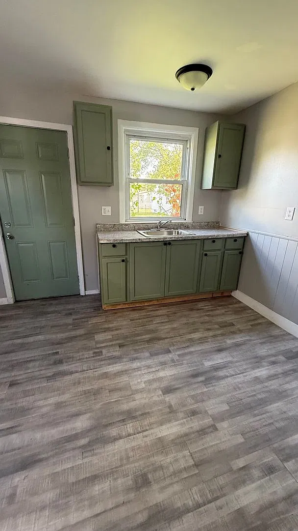 218 E 8th St — Photo 3