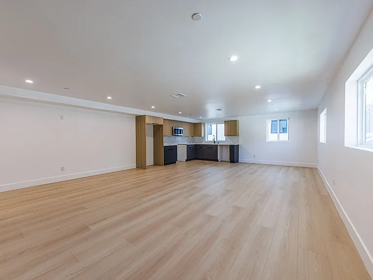 1330 S. Longwood Ave. — Photo 45