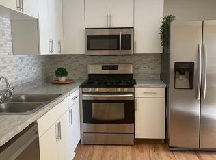 1083 Horizon Rdg, Lake In the Hills, IL 60156