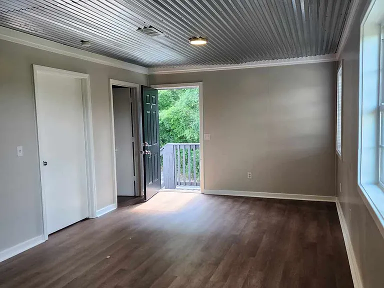 111 Hill St — Photo 2