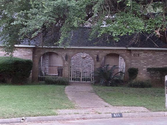 3rd image of 611 Brenwick Ct