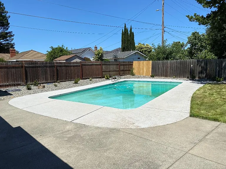 690 W B St — Photo 17