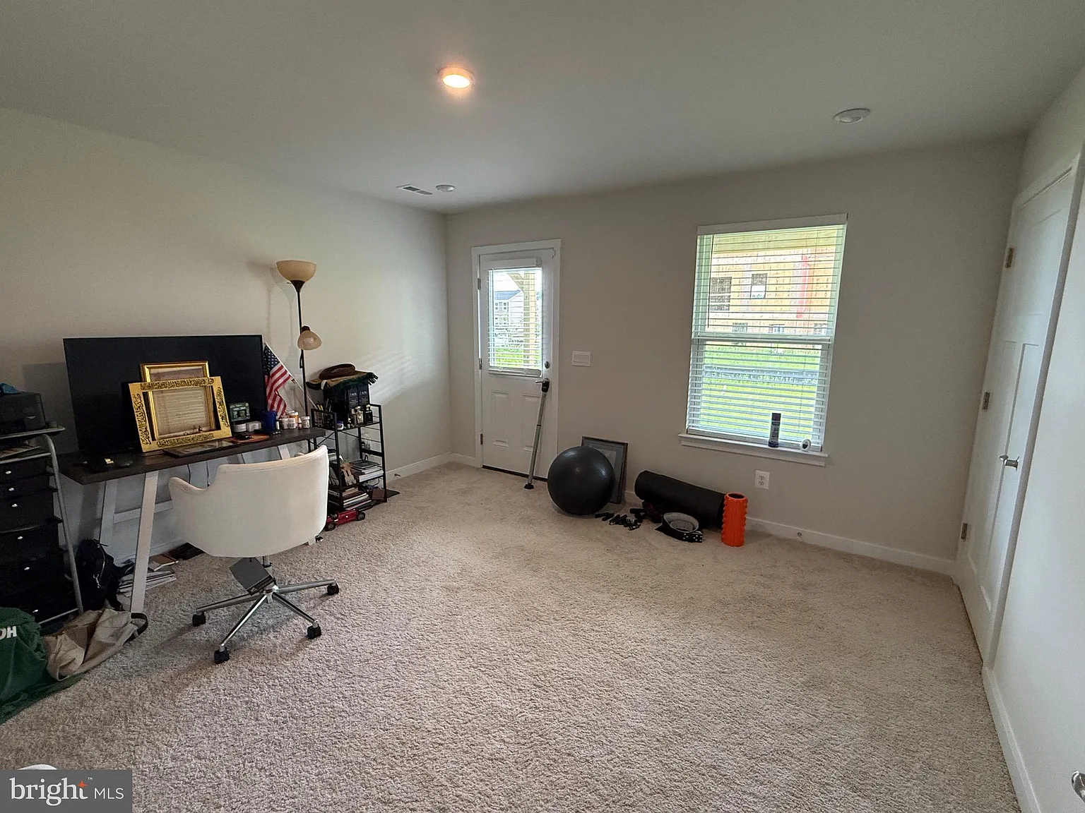 4 bed, 3.5 bath, 1989 sqft, $2,700 — Photo 2