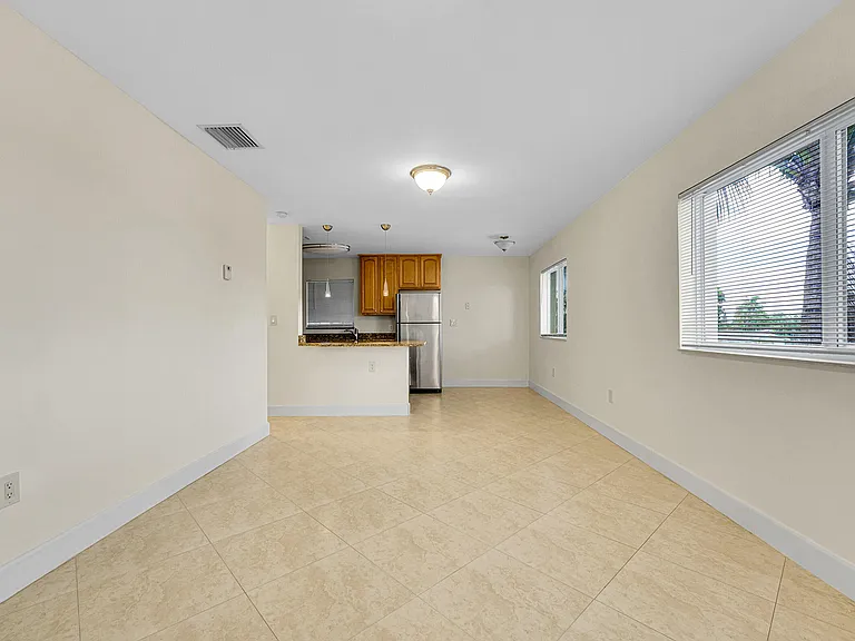 410 SW 15th St #202 — Photo 4
