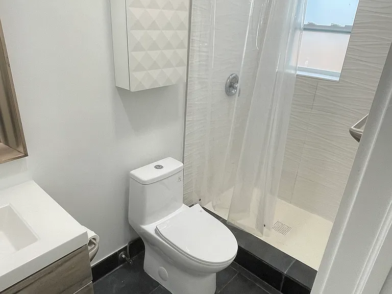 35 SW 6th St #1 — Photo 10