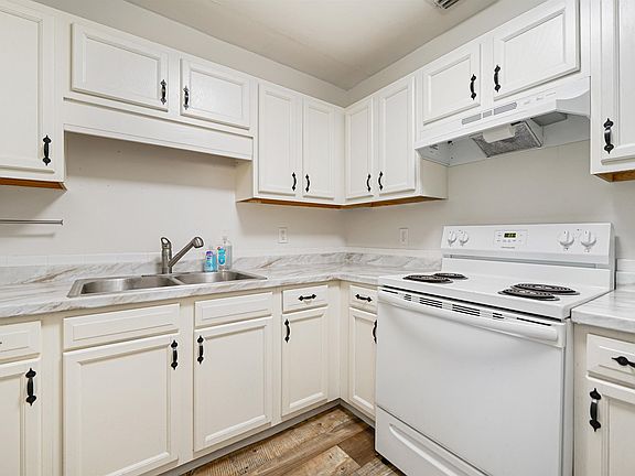 4th image of 3050 W 18th St