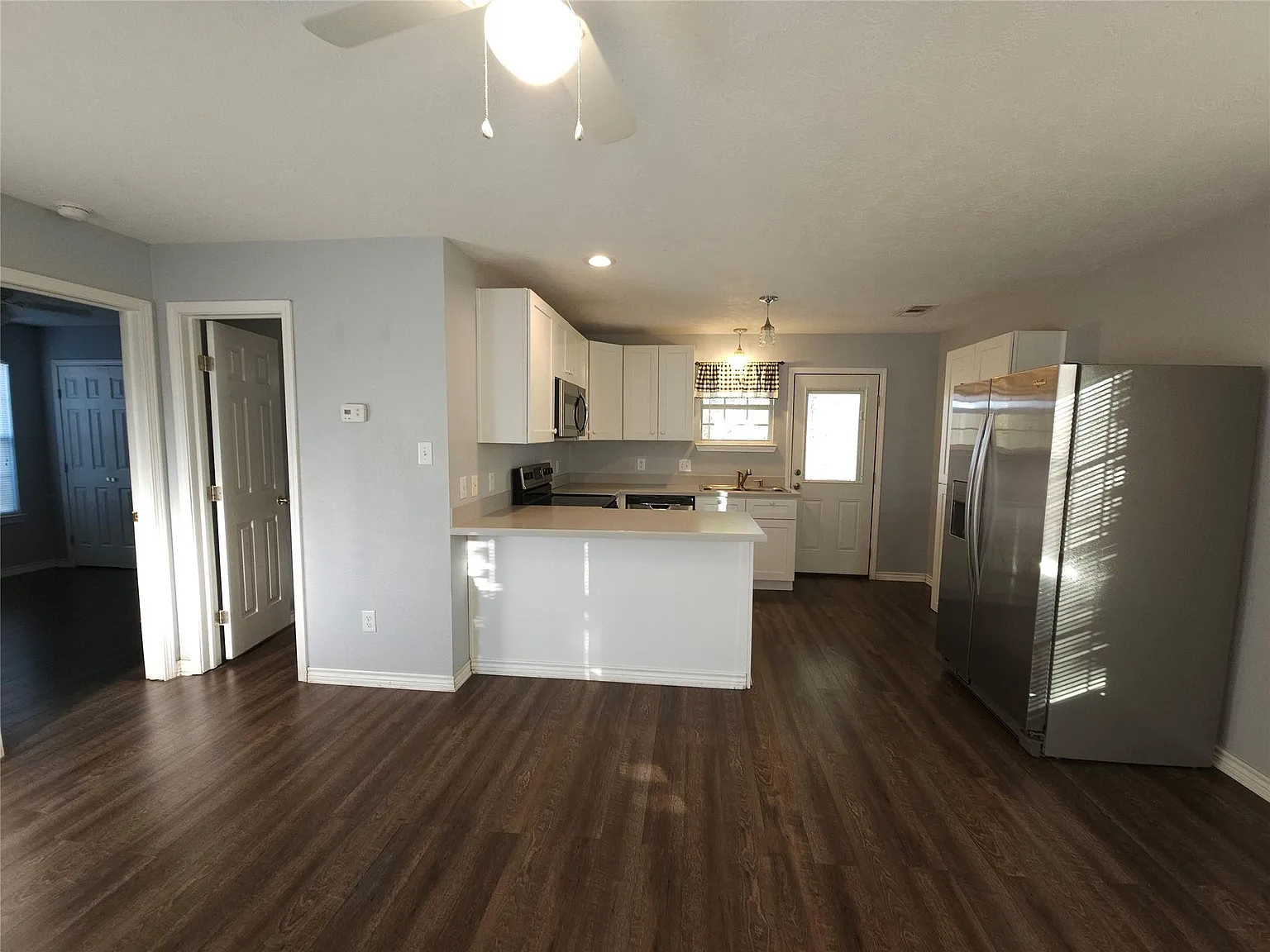 2 bed, 1.0 bath, 1380 sqft, $1,800 — Photo 2