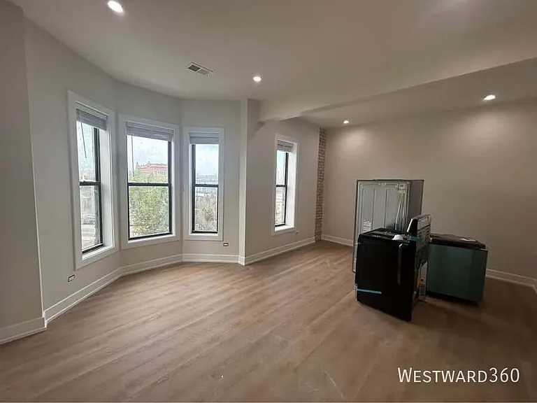 805 W Weed St #3W — Photo 2