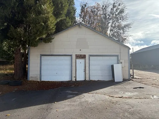 608 S Mount Shasta Blvd