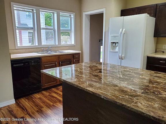 5th image of 220 Mineral St