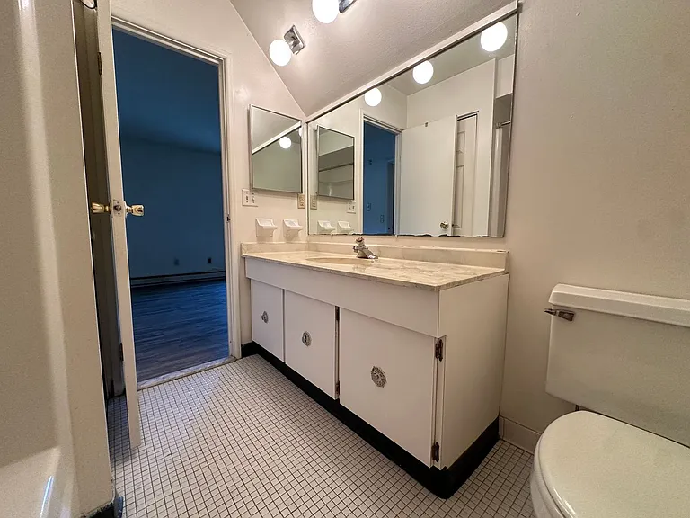 University Park Apartments near Cornell University — Photo 559