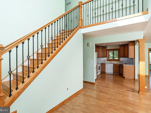5th image of 19 Oakwood Dr