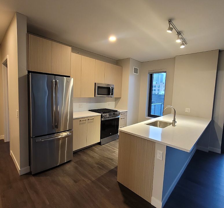 1st image of 901 W Adams St #827