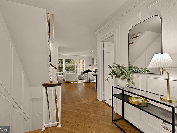 2nd image of 4939 Crescent St #C18