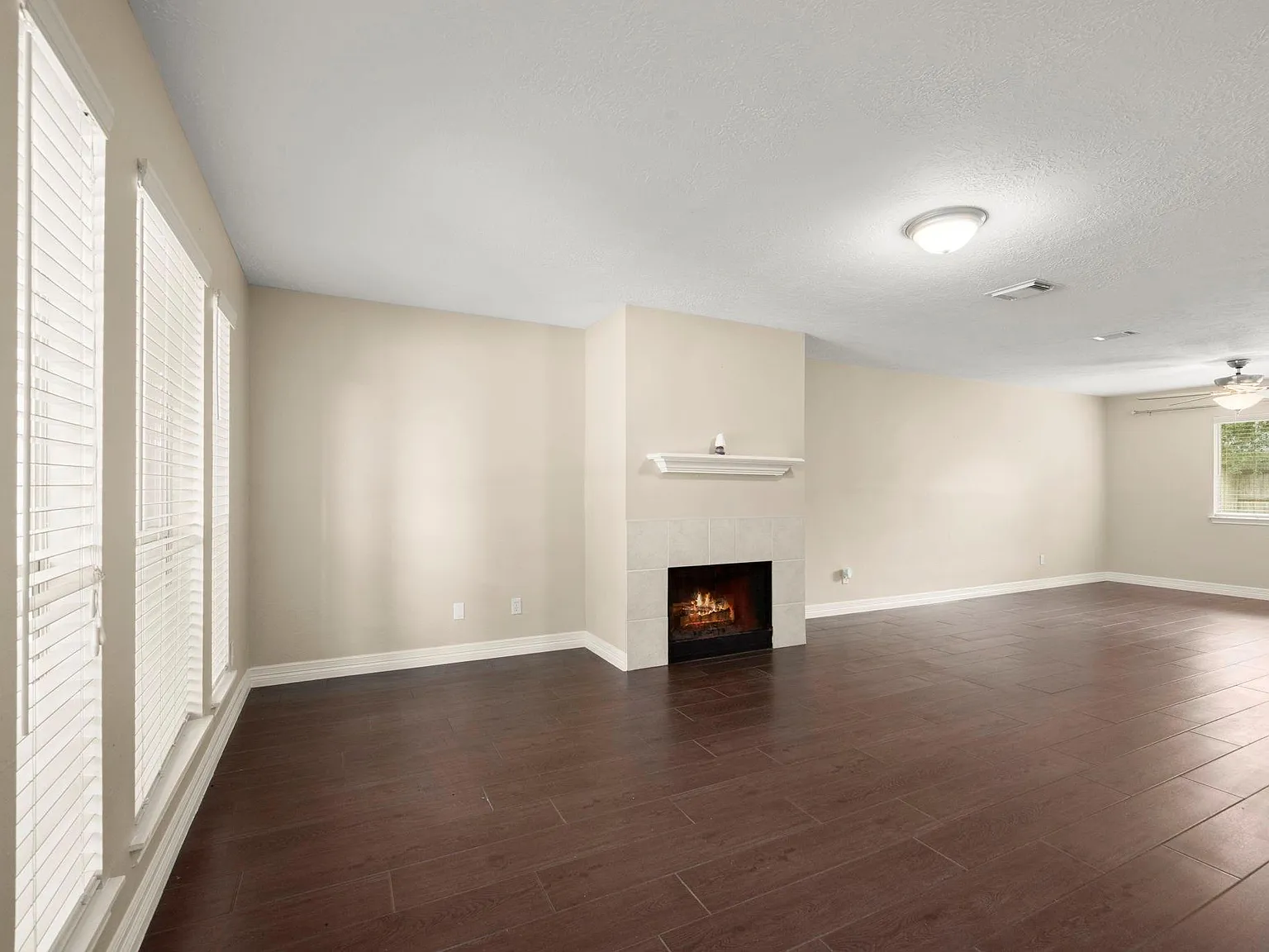 3 bed, 2.5 bath, 2185 sqft, $1,925 — Photo 3