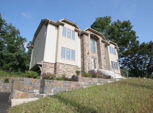 39 Dykes Park Rd, Nanuet, NY 10954