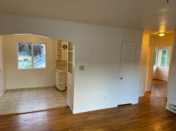 3674 SE Center St APT 3, Portland, OR 97202