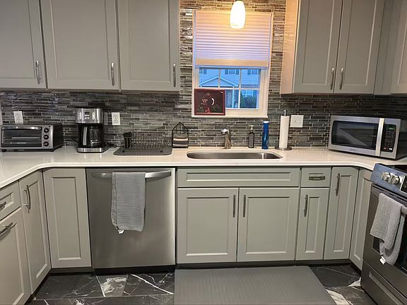 4th image of 848 Patrick Henry Dr