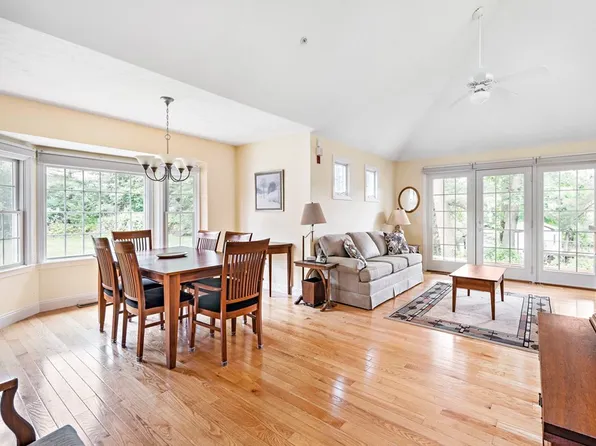 410 Salem St APT 812, Wakefield, MA 01880