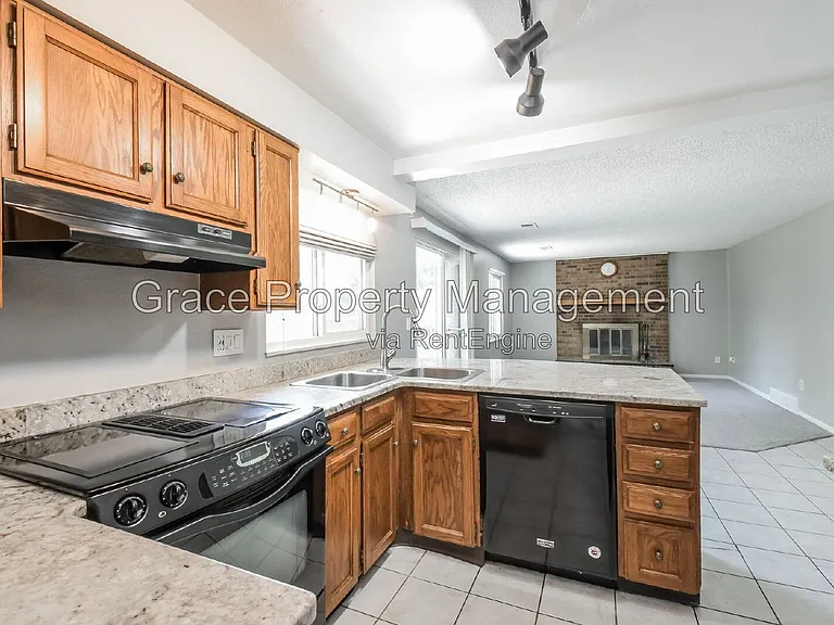 10870 Stuart Cir — Photo 9