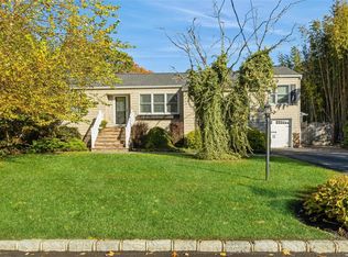 215 Connetquot Dr, Oakdale, NY 11769