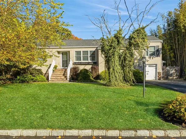 215 Connetquot Drive, Oakdale, NY 11769