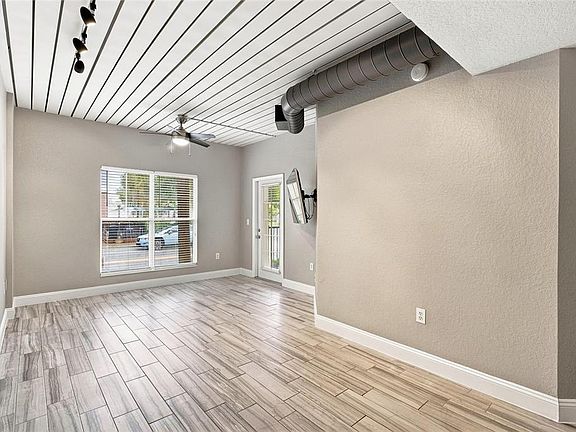 4th image of 2410 W AZEELE STREET #216