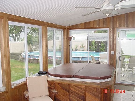 Florida room w/hot tub