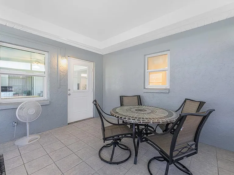 1720 Florence Ave — Photo 24