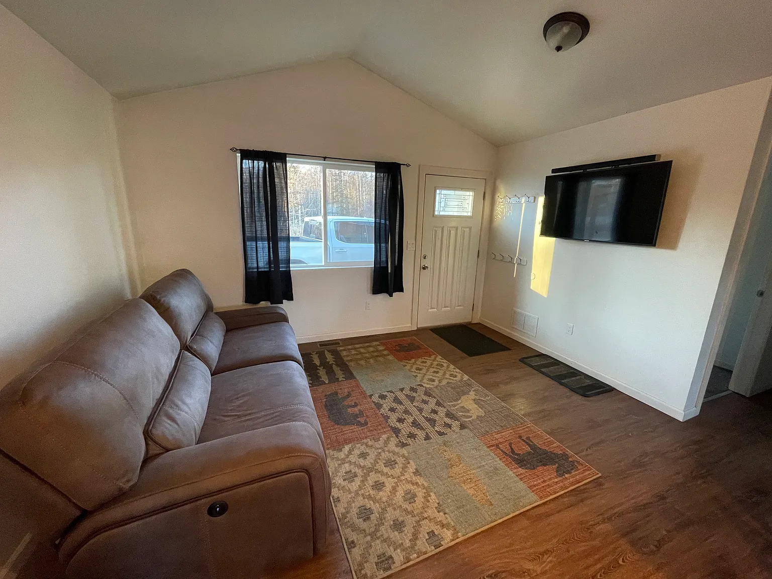 2 bed, 750 sqft, $1,700 — Photo 2