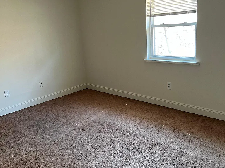 920 N Front St #8 — Photo 5