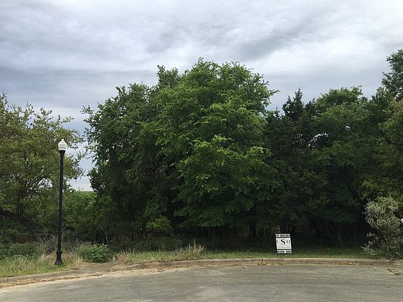 5th image of 104 Yaupon Ct