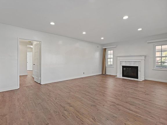 5th image of 336 W Hillcrest Blvd