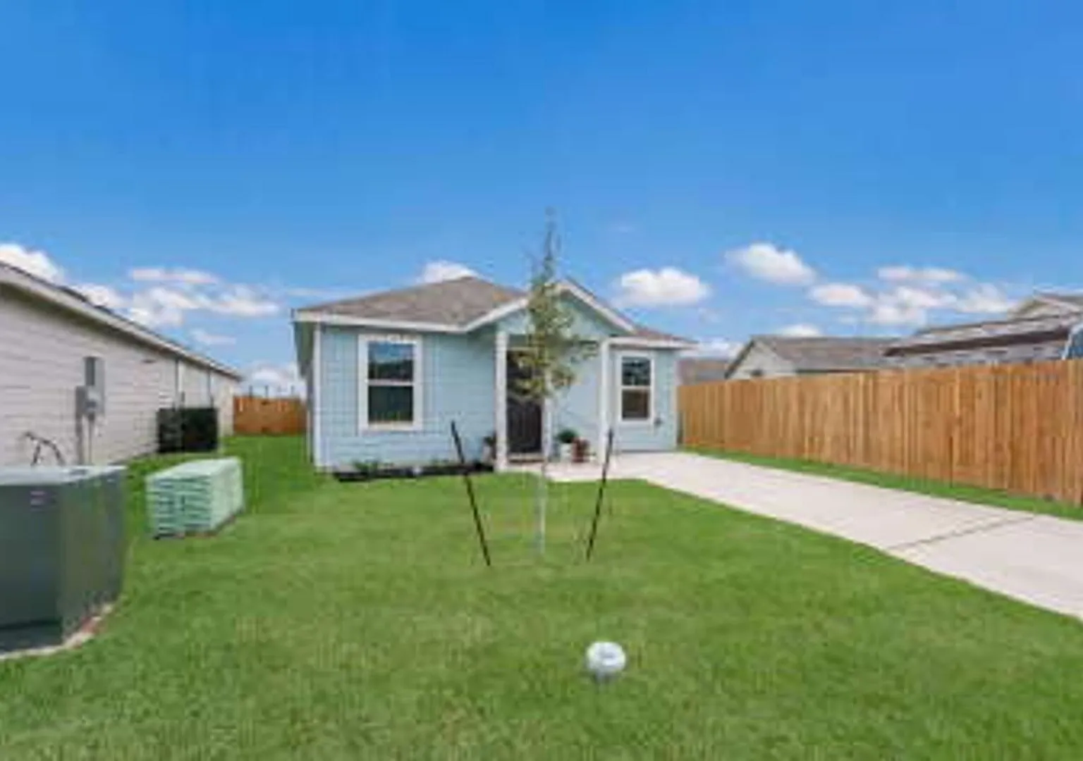Charming 4-Bedroom Oasis with 2 Full Baths in Converse - 1500 Sq Ft of Comfort! — Photo 2