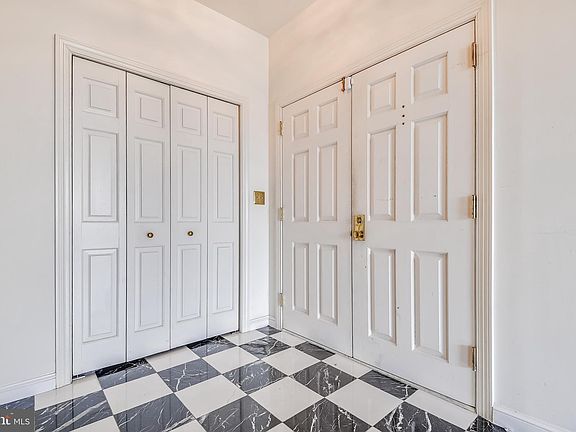 4th image of 10 E Lee St Unit 2503