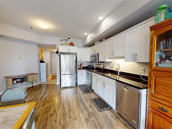 5th image of UNIT 214-412 Willowgrove SQUARE