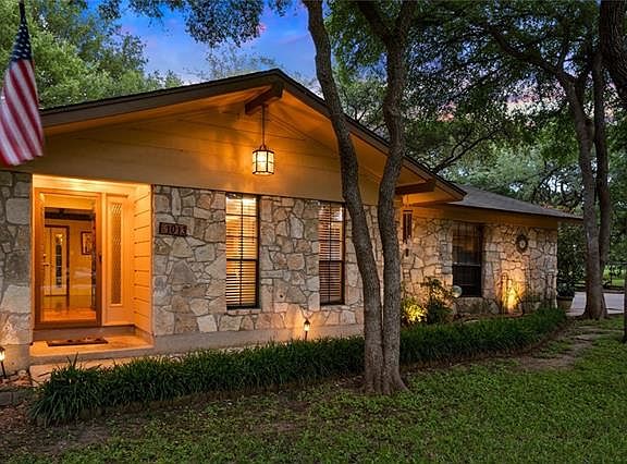 4th image of 1013 Bluebird Dr