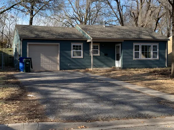 821 Murrow Ct, Lawrence, KS 66049