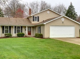 369 Bar Harbor Dr, Bay Village, OH