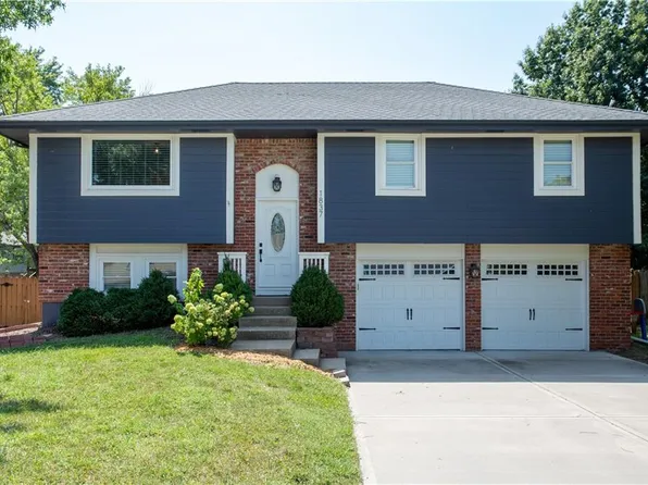 1837 W Chambery Dr, Olathe, KS 66061