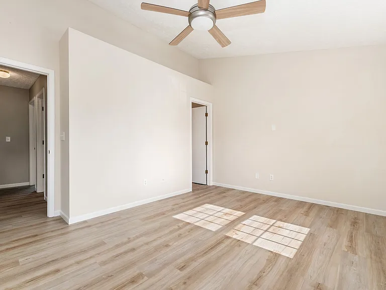 8446-1 Olenbrook Dr — Photo 31