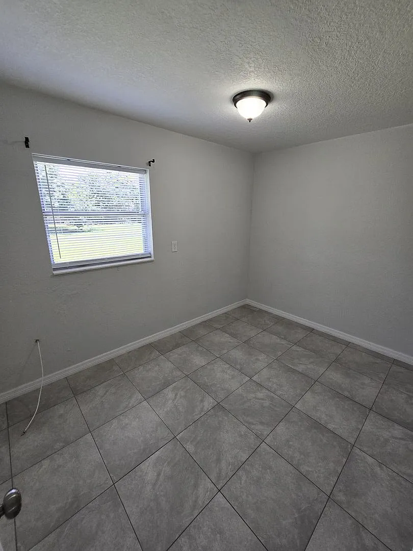 Beautiful open floor plan 2 bedroom 1 bathroom home, 2 car parking. Open kitchen with wood cabine... — Photo 4