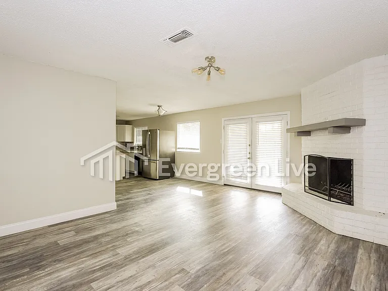 916 Gettysburg Pl — Photo 3