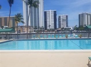 1000 Parkview Dr APT 101, Hallandale, FL 33009