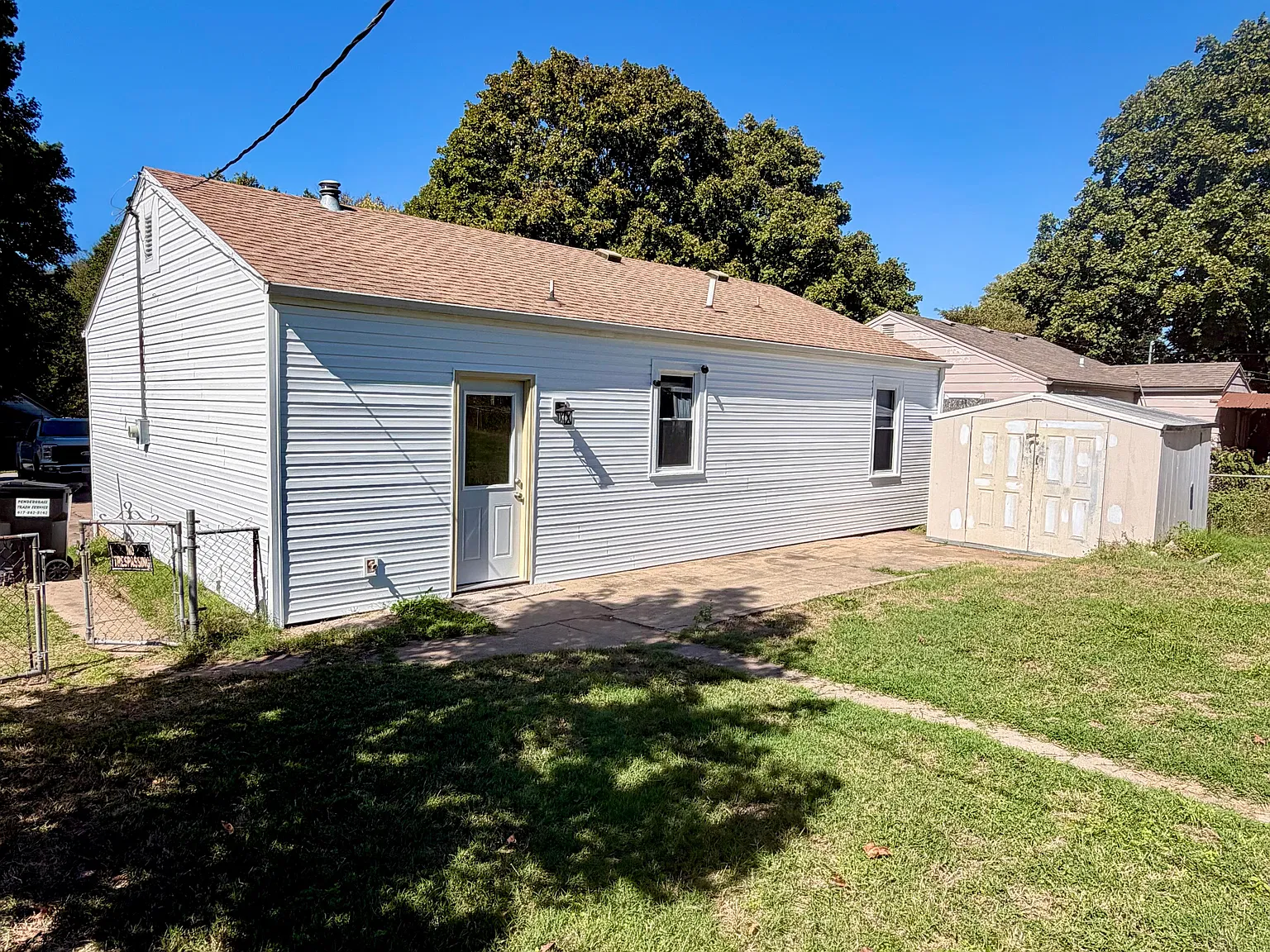 3 bed, 864 sqft, $1,200 — Photo 2