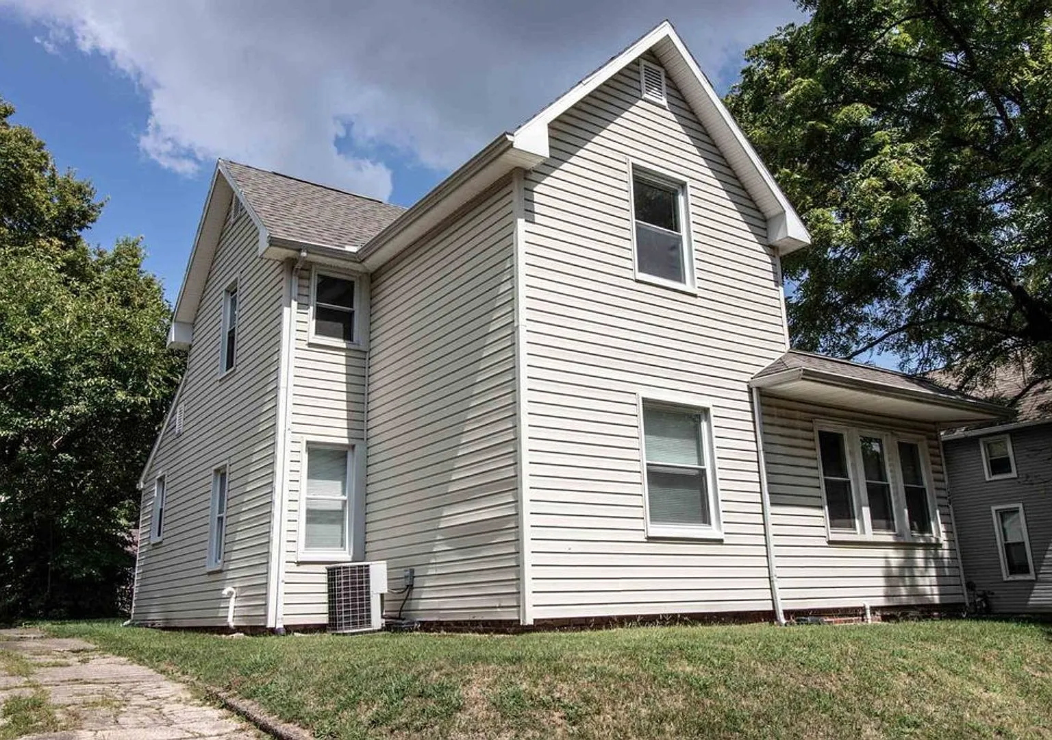 128 E Oak Street — Photo 2