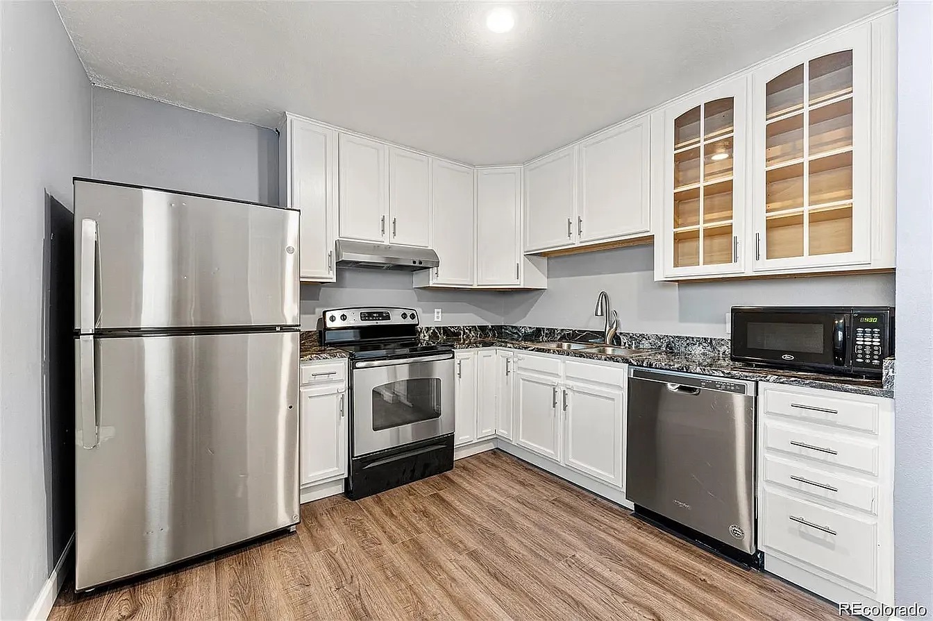 3 bed, 1.5 bath, 1300 sqft, $2,650 — Photo 2